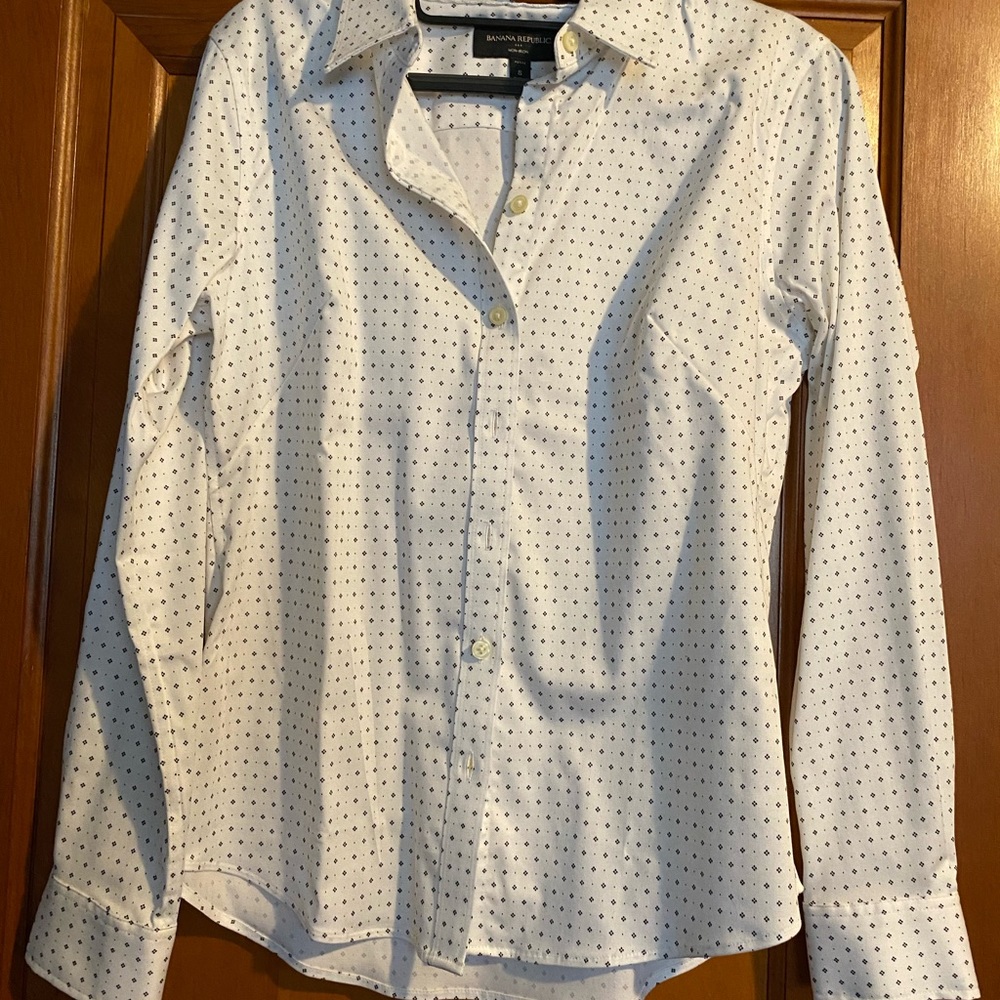 NWOT Banana Republic non-iron button up, white with black dots, size 8 petite